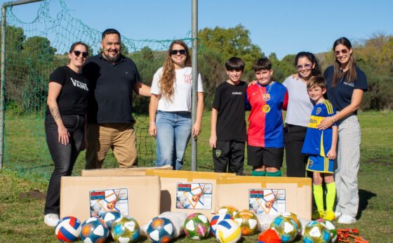 Decisión Niñez: El municipio entregó materiales deportivos a Villa Fútbol Club